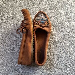 Minnetonka Hardsole Aztec Pattern Moccasins